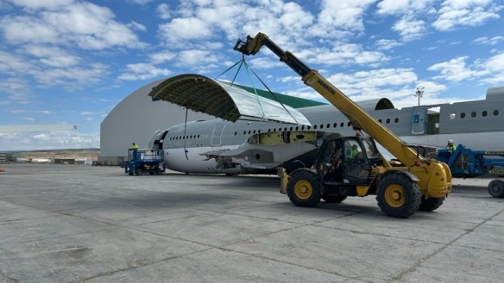 Γήπεδο φτιαγμένο από... αεροπλάνα